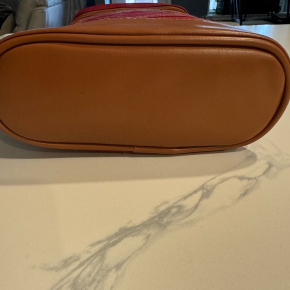 Tirrinia Insulated Wine Cooler- 2 bottles with strap - Picture 5 of 9